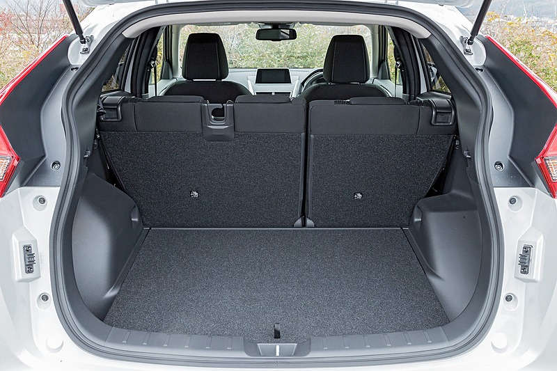 ラゲッジスペースのアレンジ。リアシートを倒すことで広い積載スペースが確保可能