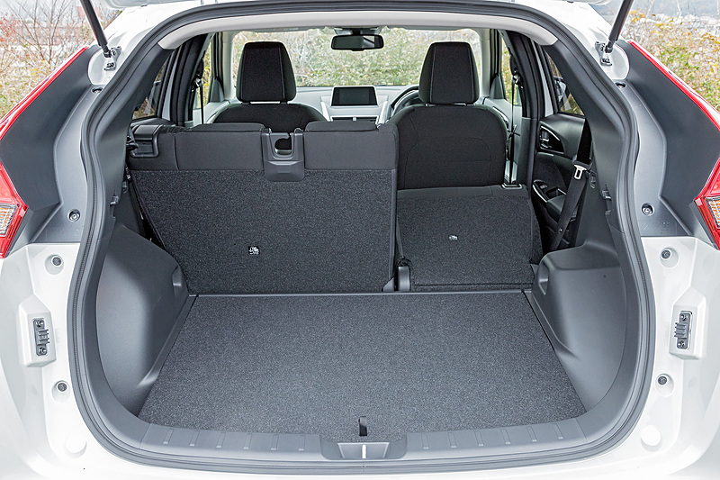 ラゲッジスペースのアレンジ。リアシートを倒すことで広い積載スペースが確保可能