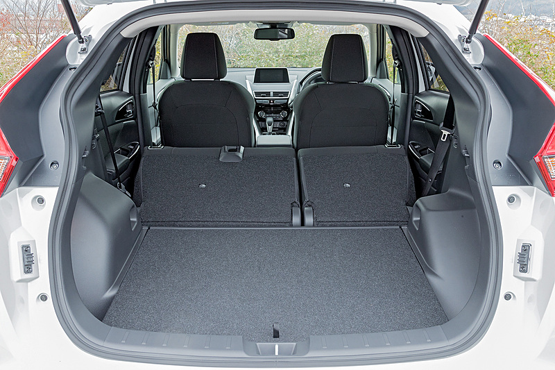 ラゲッジスペースのアレンジ。リアシートを倒すことで広い積載スペースが確保可能