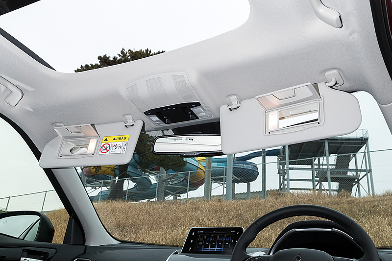 バニティミラーは運転席、助手席ともに照明付き