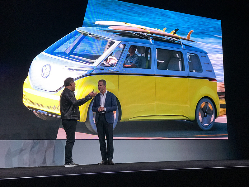 NVIDIA CEO ジェンスン・フアン氏（左）とフォルクスワーゲンCEO Dr.Herbert Diess氏（右）