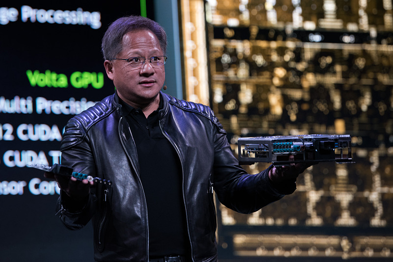 向かって右がDRIVE PX 2、左がDRIVE Xavier