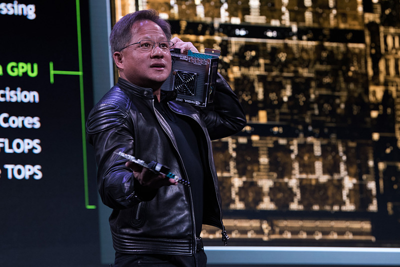 DRIVE PX 2は担がなければならないほどって、現行製品なのですが……