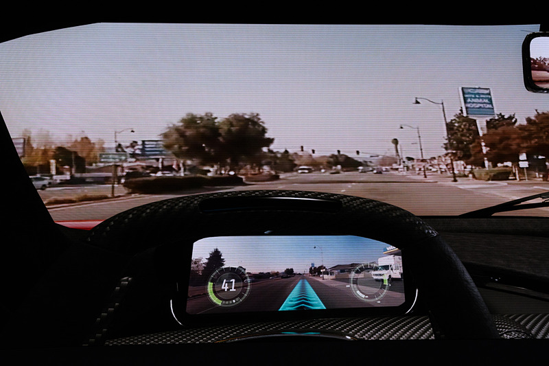 VR機器を装着して、クルマのVR車室内から、映像を見るというデモ