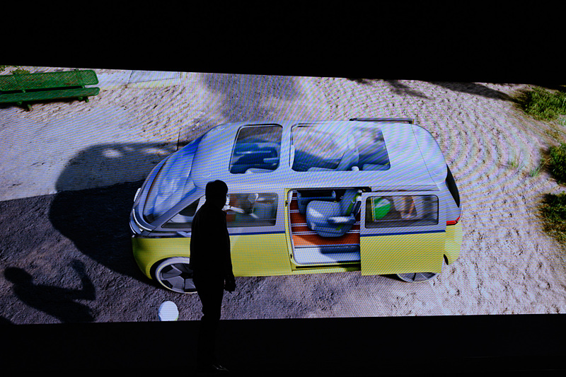 I.D. BUZZと、そのルーツであるVW バスをフォトリアルなCGで紹介