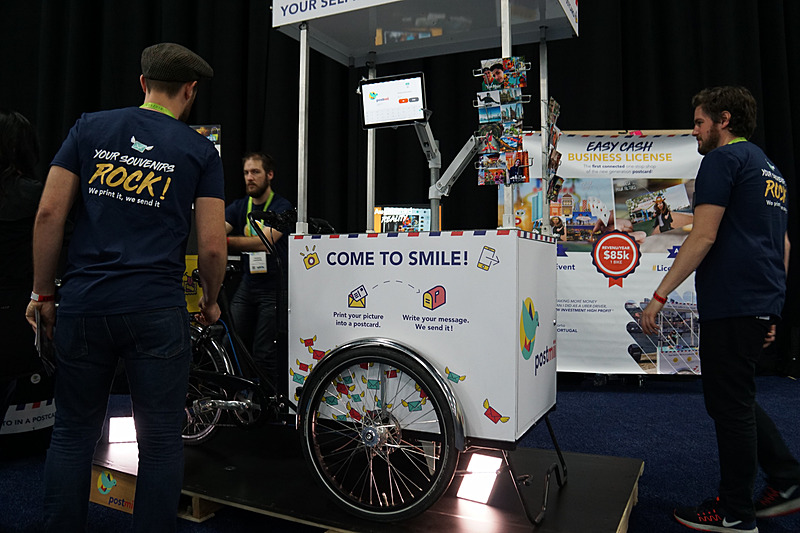 スマートフォンなどで撮影した画像を絵葉書として届けるサービス