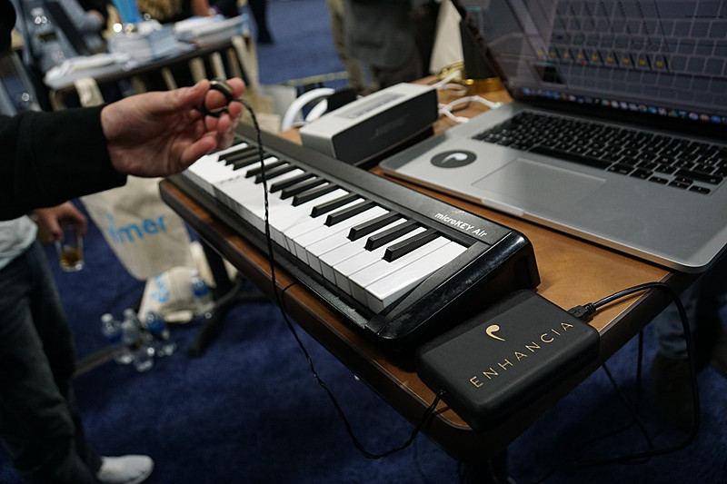 指にはめたセンサーで音を変化させる演奏装置