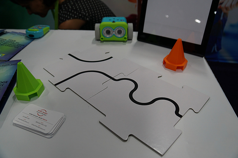 地面に描かれた経路を読み取って走行するコーディングロボット「BOTLEY」。懐かしい「チクタクバンバン」のようだ。