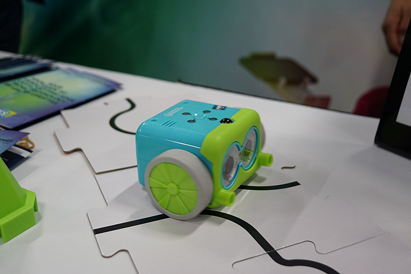 地面に描かれた経路を読み取って走行するコーディングロボット「BOTLEY」。懐かしい「チクタクバンバン」のようだ。