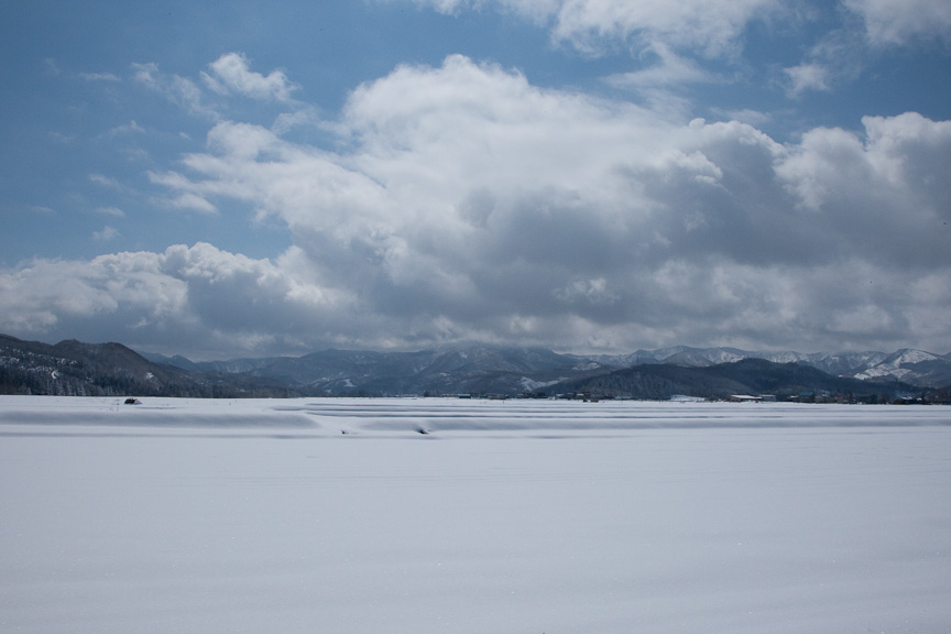銀山温泉から最上川三難所そば街道へ向かう道では写真のような車窓が広がる。青い空と白い平原、そして澄んだ空気を満喫