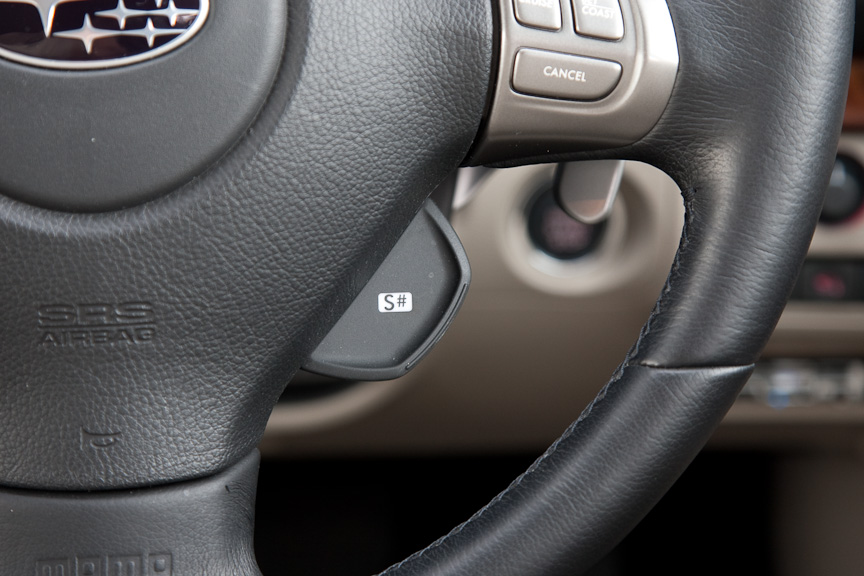 ステアリング右下には現在のモードにかかわらず［S#］モードに切り替えるプッシュスイッチが用意されている。1度押せば［S#］モードに、もう1度押せば元のモードとなる。追い越し加速など一時的にパワーが必要な場合などに便利