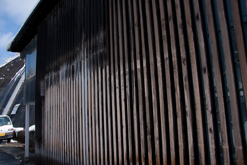 銀山温泉を旅立つ前に、白銀橋の近くにある共同浴場しろがね湯に。立ち寄ったときは、1階が女湯、2階が男湯になっていた。激熱のお湯でした