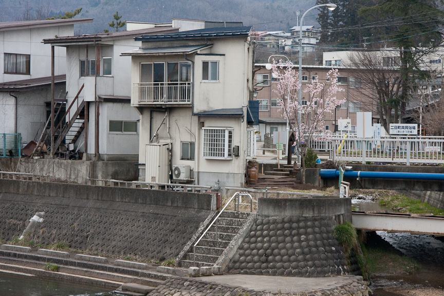 JRかみのやま温泉駅近くにある大悟の自宅。映画で見たときにも変わった家だなと思ったが、実物を見てもやはり変わった作りに見える