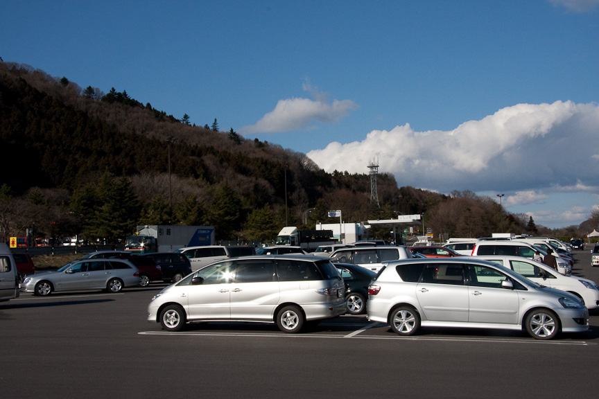 復路も国見SAに立ち寄った。駐車場はほぼ満車ながら、誘導員の手によって、スムーズな駐車が行われていた