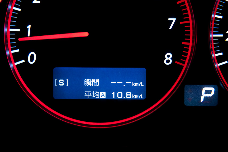 マルチインフォメーションディスプレイに表示されたトリップメーターと燃費計。1144km走って燃費計では10.8km/L