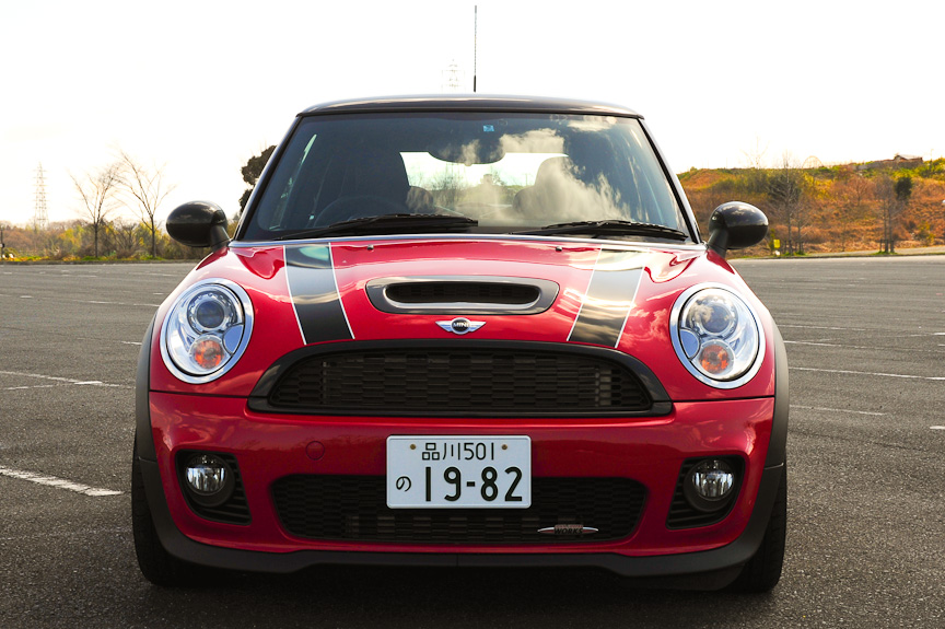 ボンネットのストライプ、カーボンのエア・インテークとミラー・カバーはオプション