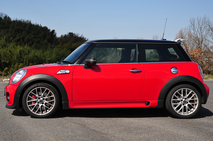 ボンネットのストライプ、カーボンのエア・インテークとミラー・カバーはオプション