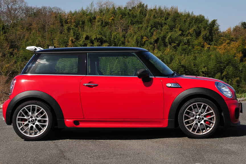 ボンネットのストライプ、カーボンのエア・インテークとミラー・カバーはオプション