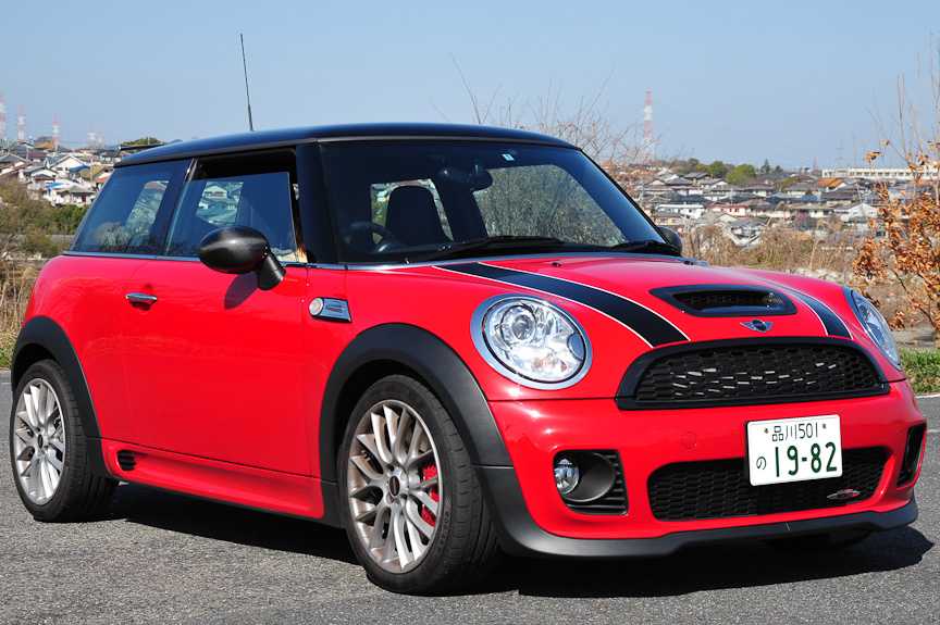 ボンネットのストライプ、カーボンのエア・インテークとミラー・カバーはオプション