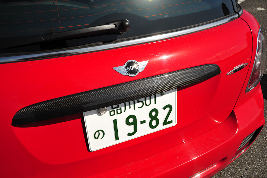 カーボンのバック・ドア・ハンドル、リア・エプロ	ンとカーボン・ディフューザー、リア・スポイラーはオプション