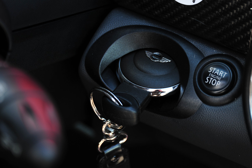 リモコンキーをダッシュボードに差し込むとACCに。スタートボタンでエンジンを始動する