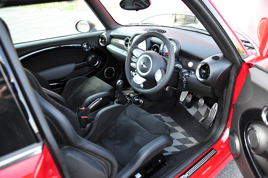 チェッカー模様のフロアマットやカーボンのトリムはオプション