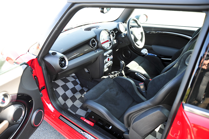 運転席、助手席ともオプションのスポーツシートを装着。バケット形状で乗り降りはしにくいが、長時間座ってもつらくない