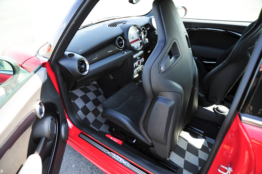 運転席、助手席ともオプションのスポーツシートを装着。バケット形状で乗り降りはしにくいが、長時間座ってもつらくない