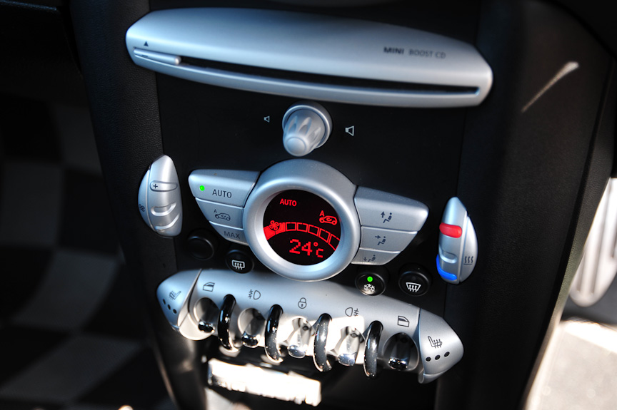 センターメーター下のCDプレーヤーとエアコン。その下にパワーウインドーやフォグランプのコントロールがある。シートヒーターはオプション