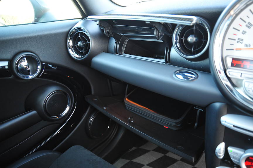 グローブボックスは上下2段。下段には車検証とマニュアルが収まる