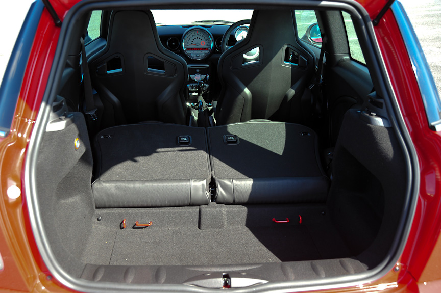 リアシートは5:5の分割可倒式