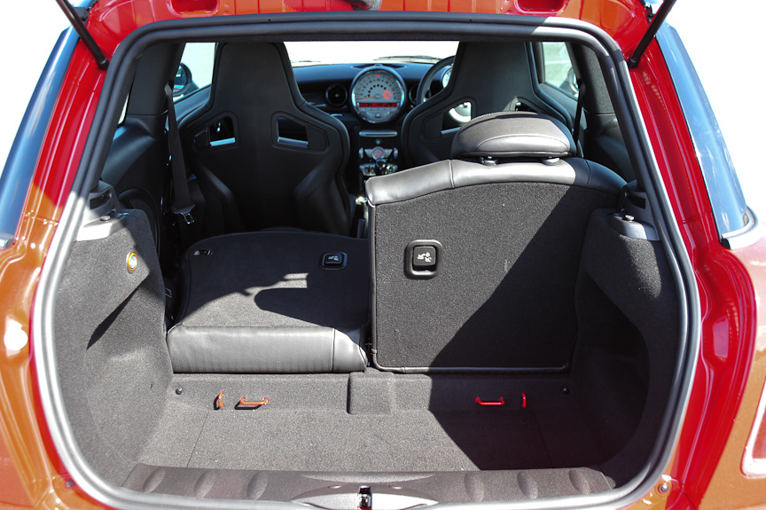 リアシートは5:5の分割可倒式