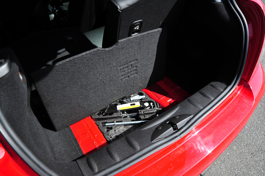 ラゲッジルームの床下には工具。ランフラットタイヤなのでスペアタイヤはない