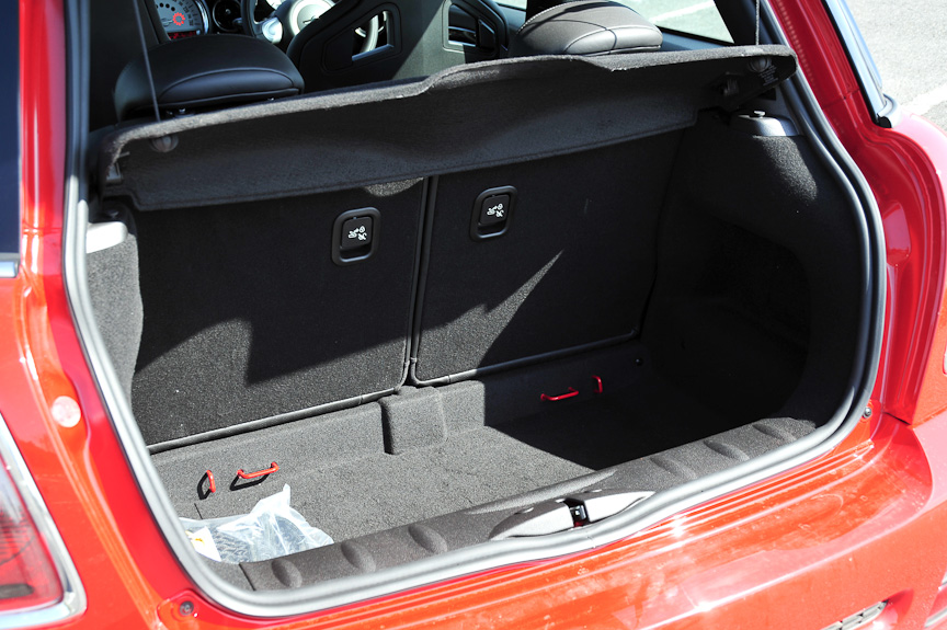 リアシートは5:5の分割可倒式