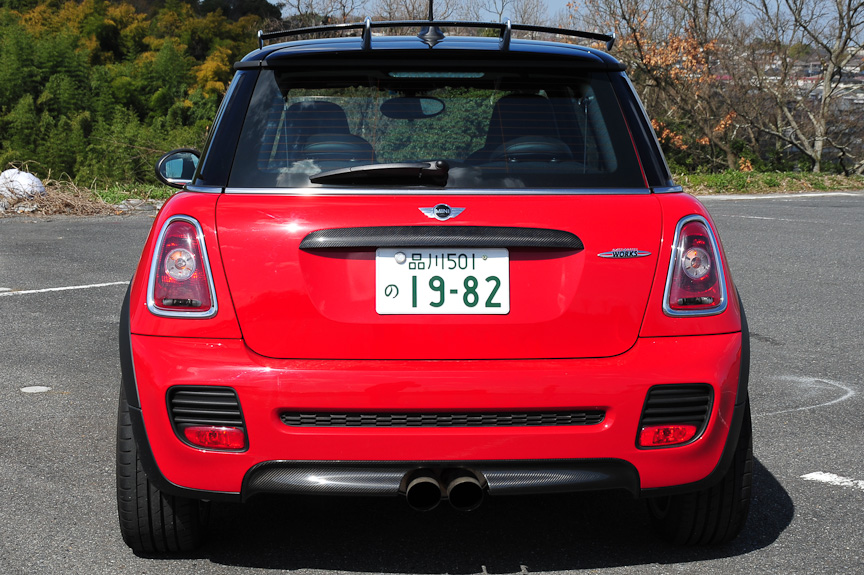 ボンネットのストライプ、カーボンのエア・インテークとミラー・カバーはオプション