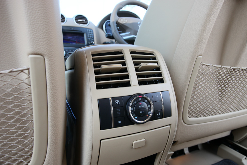リアシート用のエアコンコントローラーも高級セダンなみ