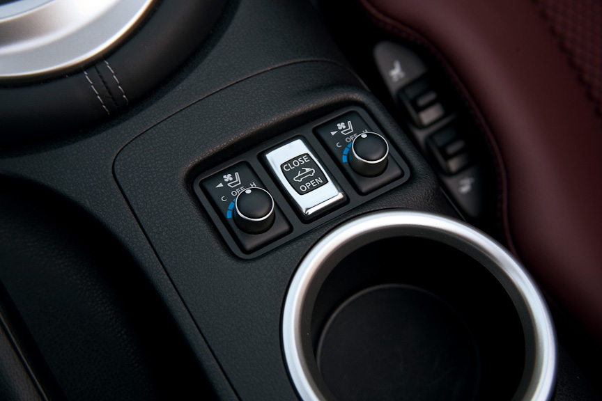 ルーフの開閉スイッチとシートの空調調整ダイヤル。シフトレバーの後ろにある