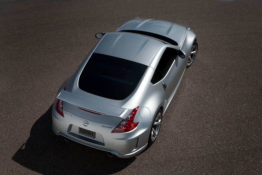 シフトノブとステアリングホイールはスムースレザーの専用品