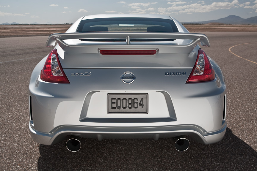 シフトノブとステアリングホイールはスムースレザーの専用品