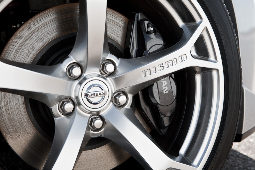 シフトノブとステアリングホイールはスムースレザーの専用品