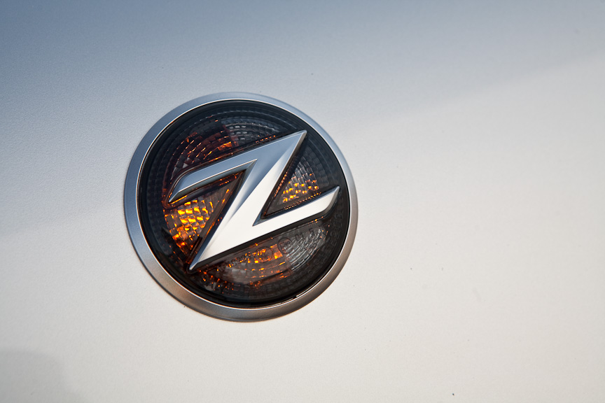 シフトノブとステアリングホイールはスムースレザーの専用品