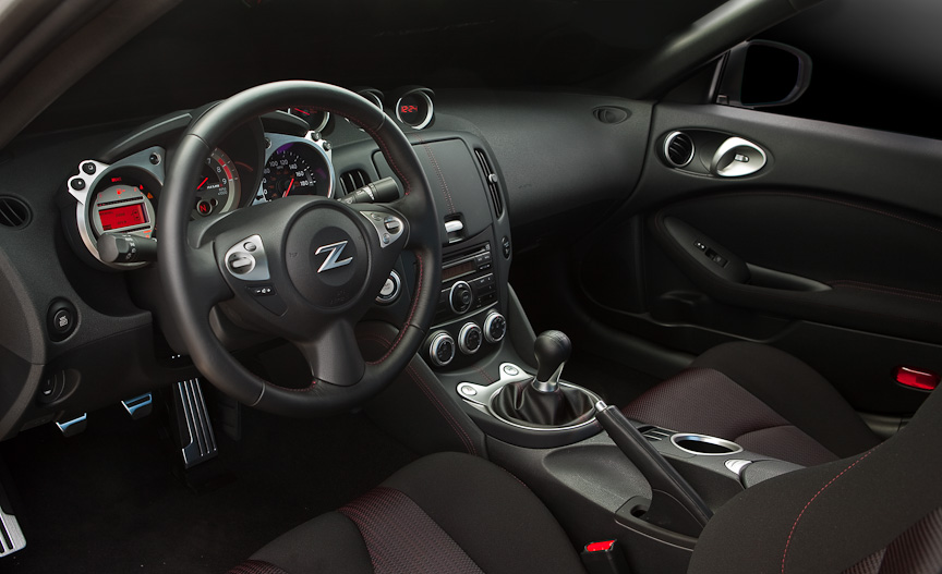 シフトノブとステアリングホイールはスムースレザーの専用品