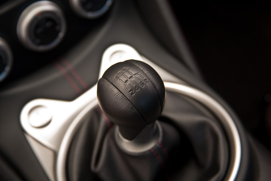 シフトノブとステアリングホイールはスムースレザーの専用品