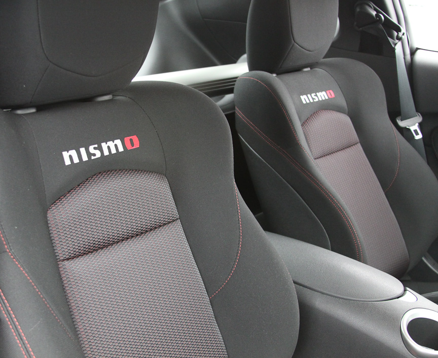 NISMOロゴ入りの専用シート