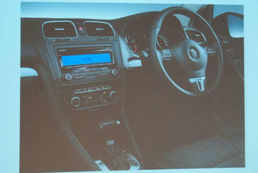 新型ゴルフのインテリア。各種装備の位置も人間工学の観点から再検討されていると言う