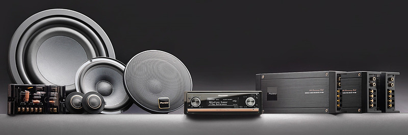 パイオニアの創業80周年記念パッケージ「DXT-P99RS-80」。パワーアンプの「PRS-D800」は3台、セパレート2ウェイスピーカーの「TS-Z65CH」は1組がセットになる