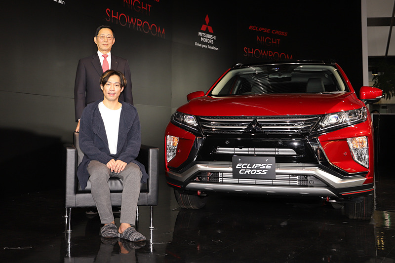 三菱自動車工業の新型コンパクトSUV「エクリプス クロス」の「NIGHT SHOWROOM」発表会に登場したプロフィギュアスケーターの髙橋大輔氏（手前）と、三菱自動車工業株式会社 専務執行役員 服部俊彦氏（奥）