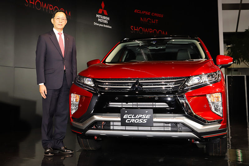 エクリプス クロスとのフォトセッションを行なう服部氏