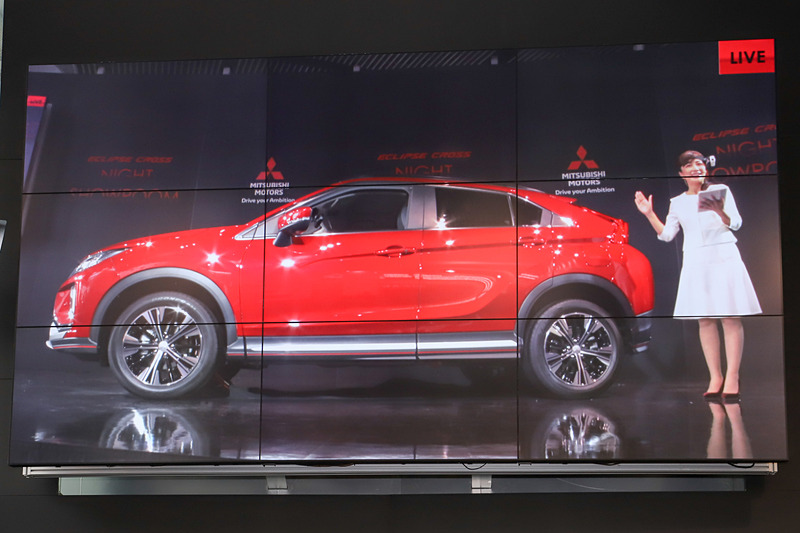 “止まっていても走っているかのような躍動感を感じさせるデザイン”として、サイドビューの力強さや、プレスラインの中にドアハンドルを設置した理由などについて説明