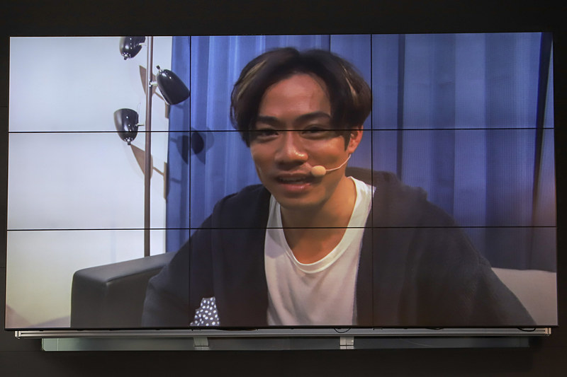 プロフィギュアスケーターの髙橋大輔氏が、別室でPCを見ながらエクリプス クロスの気になるところを質問する場面も